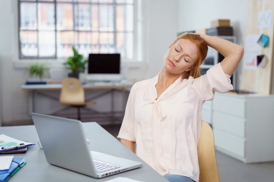7 Effective Ways To Combat Shoulder Pain At The Office